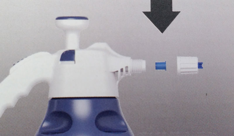 AX2000 Schaumsprühers mit austauschbarer Düse – zeigt, wie der Schaumaufsatz einfach gewechselt werden kann