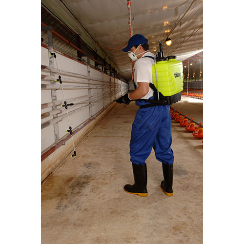 Anwendungsbild des 5-strahligen Flächensprüharms – montiert am Marolex Drucksprüher zur gleichmäßigen Flächenbehandlung von Pflanzenschutz- oder Reinigungsmitteln auf großen Flächen