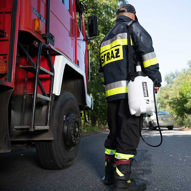 Anwendungsbild der Marolex Viton Drucksprüher 5–12 Liter – professionelle Verwendung bei Reinigungsarbeiten mit säurebeständigen Viton-Dichtungen, ideal für Industrie und Werkstätten