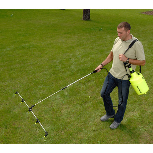 Anwendungsbild des 5-strahligen Flächensprüharms – montiert am Marolex Drucksprüher zur gleichmäßigen Flächenbehandlung von Pflanzenschutz- oder Reinigungsmitteln auf großen Flächen