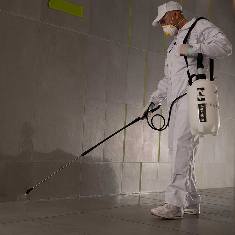 Anwendungsbild der Marolex Viton Drucksprüher 5–12 Liter – professionelle Verwendung bei Reinigungsarbeiten mit säurebeständigen Viton-Dichtungen, ideal für Industrie und Werkstätten