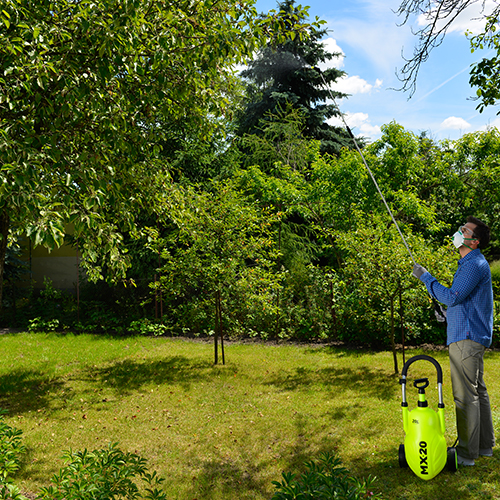 Movi 18 Liter Trolley Drucksprüher mit T300 Teleskoplanze beim Sprühen in großer Höhe im Garten