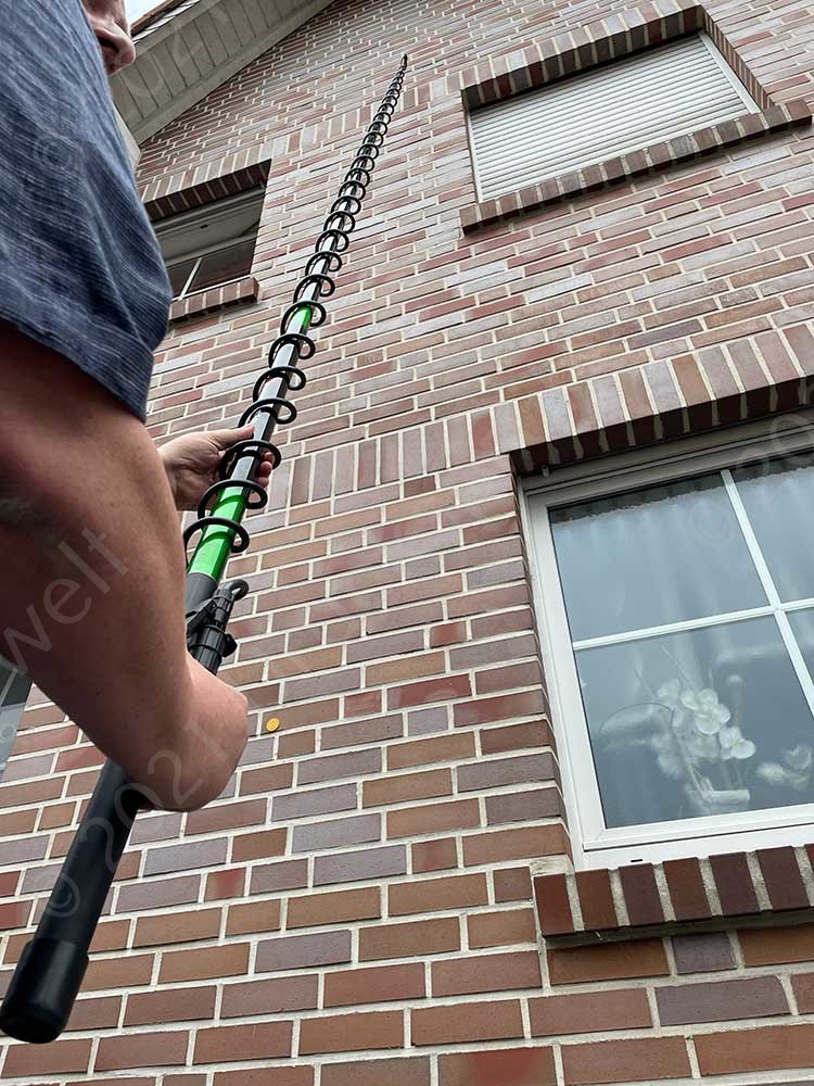 KWT500 Teleskoplanze beim Besprühen einer Hausfassade – 5 m ausziehbare Lanze für präzises und sicheres Arbeiten vom Boden aus, ideal zur Fassaden- und Algenentfernung