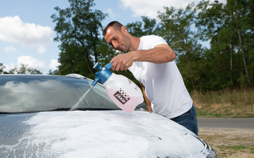 AX2000 Schaumsprühers bei der Autowäsche – gleichmäßiger Reinigungsschaum für gründliche Fahrzeug- und Lackreinigung